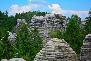 krajobraz, skały i drzewa na tle niebieskiego nieba, skalne miasto, rocks and trees against the sky blue, rock formations, Adršpach-Teplice Rocks
