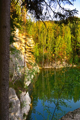 las i skały, drzewa nad jeziorem, odbicie w wodzie, skalne miasto, rocks and trees against the sky blue, rock formations, Adršpach-Teplice Rocks - obrazy, fototapety, plakaty