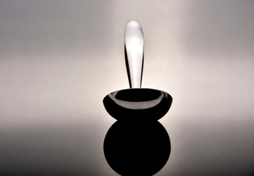 chochla na stole, srebrna chochla na czarnym tle, łyżka wazowa ze stali nierdzewnej odbicie w szkle, adle on the table, silver ladle on a black background, stainless steel ladle	