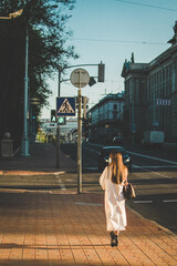 Obraz premium person walking in the city