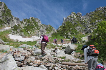 木曾駒ケ岳山頂へ向かう登山者たち