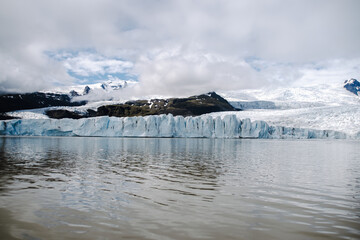 View of the glacier tongue Fjallsjökull with its icebergs and the glacier lagoon Fjallsárlón in Iceland. With a view of Öræfajökull in the background.