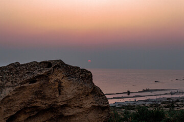 Fototapeta premium sunset, sea, sky, ocean, sun, water, beach, landscape, coast, nature, sunrise, rock, horizon, clouds, dusk, island, shore, travel, cloud, evening, rocks, orange, light, seascape, coastline