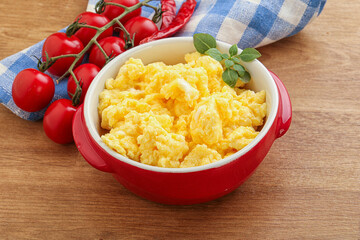 Scrambledd egg in the bowl