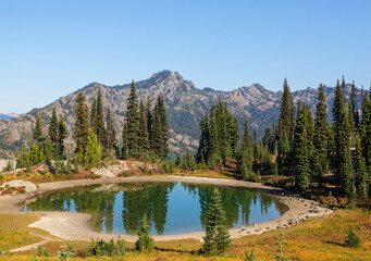 Obraz na płótnie Canvas Mountains lake