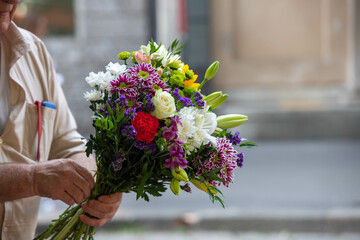 fiorista ha composto un mazzo di fiori