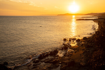 Fototapeta premium 高知県桂浜の龍王宮から眺める美しい夕暮れの風景