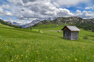 Fototapeta premium Heuschober auf der Plätzwiese in Südtirol