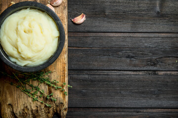 Mashed potatoes with thyme .