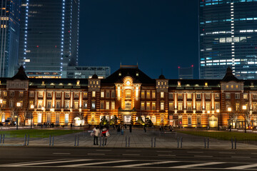Fototapeta na wymiar 東京駅と丸の内駅前広場の夜景 東京丸の内