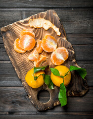 Slices of mandarins on the cutting Board.