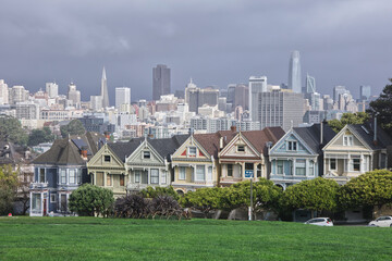 Fototapeta na wymiar San Francisco Skyline Behind Victorian Houses on Overcast Day
