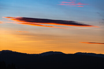 Fototapeta na wymiar Wschód słońca w górach