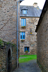 Jolies fenêtres bleues en Bretagne - France