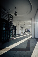 pod arkadami, kolumny, cienie, Nowe Miasto Warszawa © rpetryk