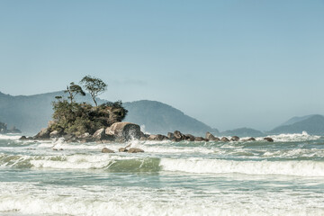 Pequena ilha vista da praia num cenário idílico