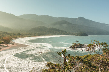 Pequena ilha vista da praia num cenário idílico