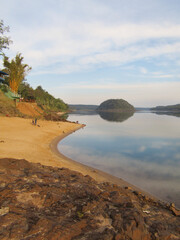 Costa con vista al río