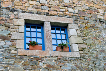 Jolies fenêtres bleues en Bretagne - France
