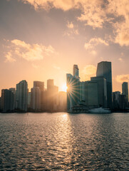 Obraz premium city skyline at sunset reflection sun Brickell miami 