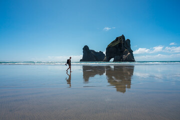 Zu Fuß am Wharariki Beach einem einsamen Strand in Neuseeland mit toller Felsformation und...