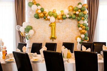 First birthday celebration one year gift 1 present balloon balloons in restaurant family celebration for child children