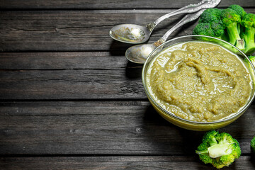 Broccoli puree with a spoon.