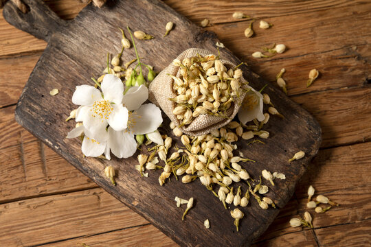 dry jasmine flower tea