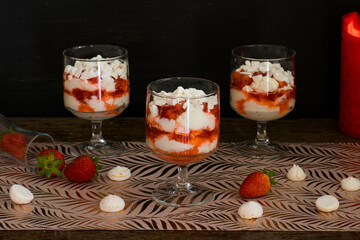 Postre de fresas, nata montada y merengues secos servido en copa. Eton mess, postre de origen inglés. 