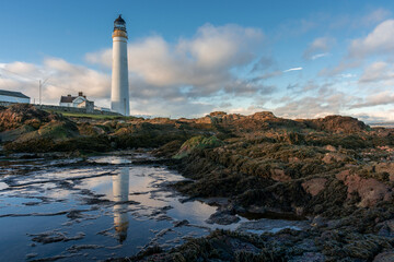 Obraz premium Lighthouse on the coast of the North Sea in Scotland against a dramatic sky