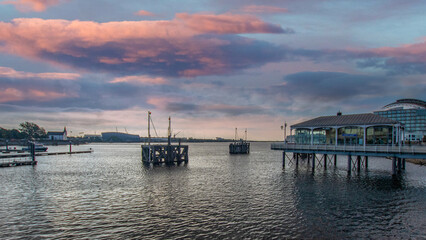 Obraz premium sunset at the pier at Cardiff bay