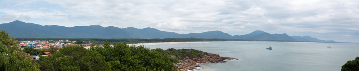 Naklejka na ściany i meble panorama de montanhas e do mar da praia do barra da lagoa, e praia de Moçambique em Florianópolis sc brasil