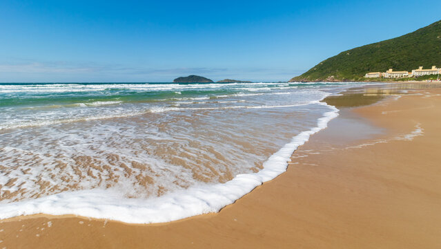 Onda suave branca quebrando na areia da praia brasil santa Catarina florianopolis praia do santinho