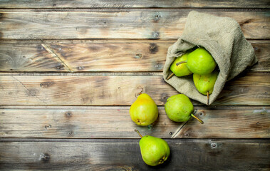 Fresh pears in the sack.