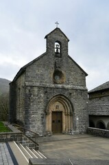 Fototapeta premium Peregrinación a Santiago de Compostela en primavera con buen tiempo. Camino de Santiago, Camino Francés, primera etapa desde Roncesvalles. Peregrino, viajero, caminante.