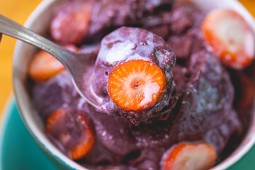 Açaí com morango e leite condensado em uma tigela. Fotografia macro. Comida brasileira,...