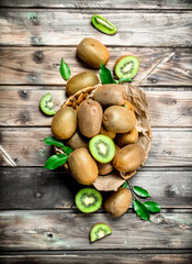 Fresh kiwi with leaves in the basket. © Artem Shadrin