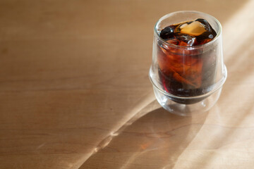 テーブルの上のアイスコーヒー