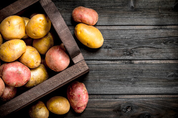 Obraz na płótnie Canvas Fresh potatoes in the box.