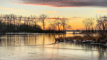 Obraz premium Sunset over frozen lake