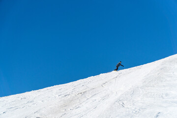man snowboarding on the mountain on a sunny day