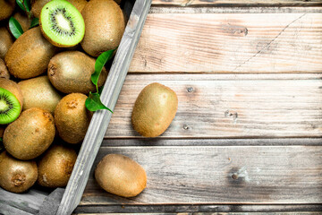 Ripe kiwi in a wooden box.