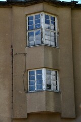 Erker mit Fenstern an alter Hausfassade