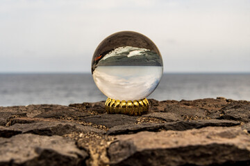 Paisaje reflejado en una lensball en la isla de La Palma.
