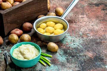 Mashed potatoes in a bowl with green onions .