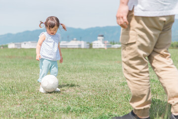 公園でサッカーをして遊ぶ子供とパパ（幼児・子供・知育）