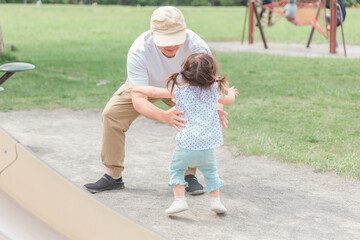 公園でパパを遊ぶ子供（女の子・幼児・父子家庭・シングルファーザー）