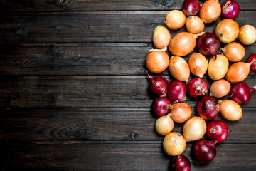 Red and yellow fresh onions.