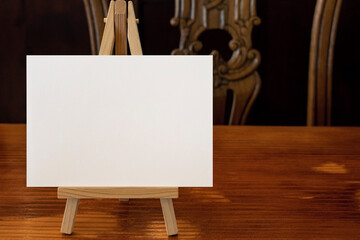 엔틱 소품 배경과 카드 목업