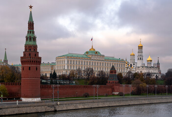 Fototapeta premium The Grand Kremlin Palace, the Blagoveshchenskaya and Vodovzvodnaya Towers of the Kremlin Wall and the ensemble of the Kremlin Cathedral Square from the embankment of the Moskva River, Moscow, Russia
